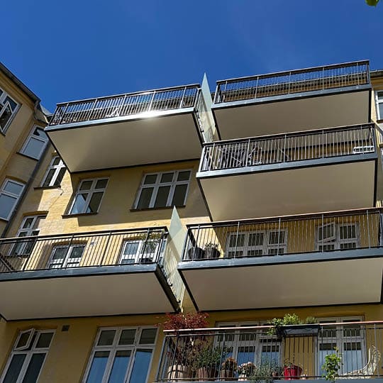 AB Løvehuset i København har fået nye Balco altaner og vinduer.